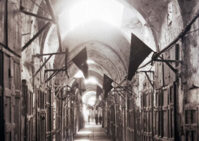 In der Altstadt von Jerusalem wird am 2. November 1929, dem 12. Jahrestag der Balfour-Erklärung von 1917, ein Protesttag begangen. Die Palästinenser und viele Araber gedachten dieses Jahrestages mit einem Trauertag, wie die schwarzen Fahnen zeigen. [103]