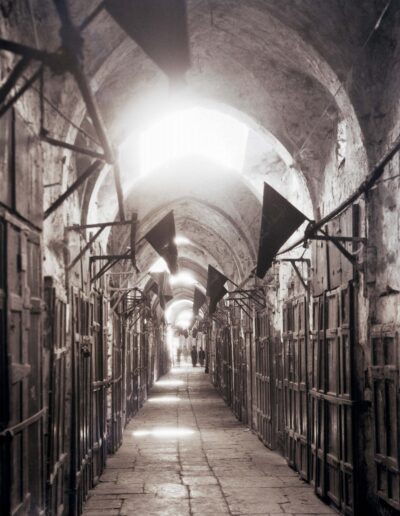 In der Altstadt von Jerusalem wird am 2. November 1929, dem 12. Jahrestag der Balfour-Erklärung von 1917, ein Protesttag begangen. Die Palästinenser und viele Araber gedachten dieses Jahrestages mit einem Trauertag, wie die schwarzen Fahnen zeigen. [103]