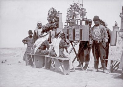 Eine Form der Straßenunterhaltung, bekannt als sunduq al-furja (Peepshow), 1933 [123]