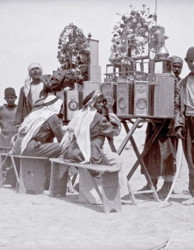 Eine Form der Straßenunterhaltung, bekannt als sunduq al-furja (Peepshow), 1933 [123]