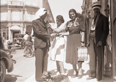 Spendensammlung für palästinensische Familien, die durch den Generalstreik von 1936 geschädigt wurden, am Jaffa-Tor in der Altstadt von Jerusalem. Das Hotel Fast befindet sich auf der linken Seite. [1936-39, 222]