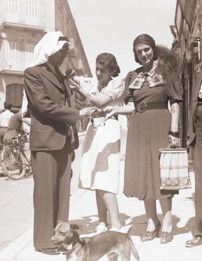 Spendensammlung für palästinensische Familien, die durch den Generalstreik von 1936 geschädigt wurden, am Jaffa-Tor in der Altstadt von Jerusalem. Das Hotel Fast befindet sich auf der linken Seite. [1936-39, 222]