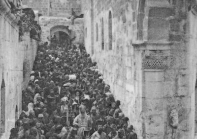 Die orthodoxe christliche Osterprozession (man beachte die brennenden Kerzen) vom griechischen Patriarchat zur Grabeskirche in der Altstadt von Jerusalem, um 1910 [70]