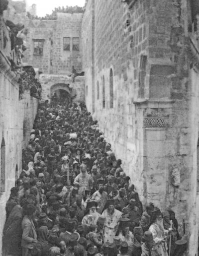 Die orthodoxe christliche Osterprozession (man beachte die brennenden Kerzen) vom griechischen Patriarchat zur Grabeskirche in der Altstadt von Jerusalem, um 1910 [70]