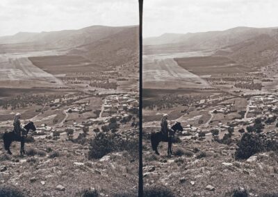 Reiter mit Blick auf das Dorf Daburiyya an den Hängen des Berges Tabor, Galiläa [1876-1918, 52]