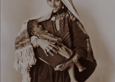 Palästinensische Beduinenmutter und Kind in ihrer traditionellen Kleidung [1918-35, 120]