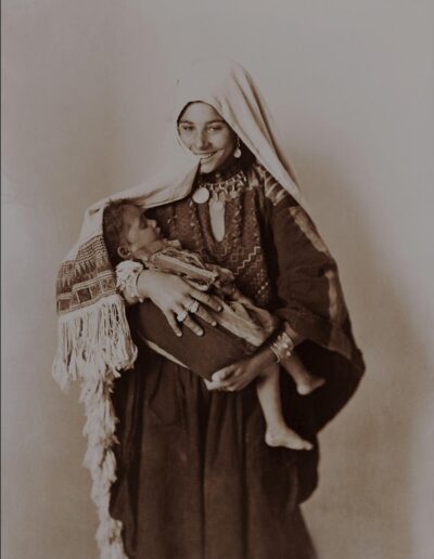 Palästinensische Beduinenmutter und Kind in ihrer traditionellen Kleidung [1918-35, 120]
