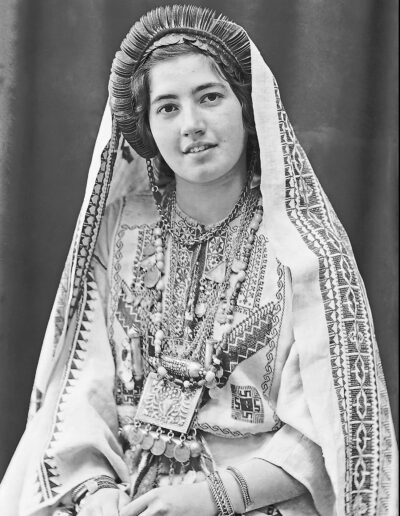 Ruth Raad, Tochter des Fotografen Khalil Raad, in der Tracht von Ramallah [1939-47, 295]