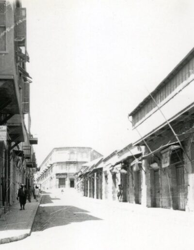 Das arabische Geschäftszentrum vor dem Jaffa-Tor, Jerusalem, im Streik während des al-Buraq-Aufstands, 1929. Das Hotel Allenby ist im Hintergrund zu sehen.