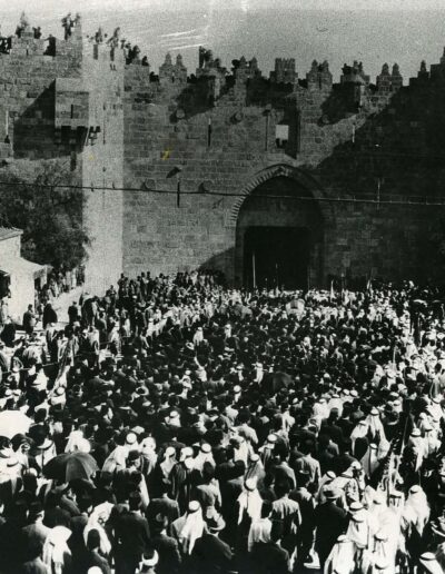 Die Beerdigung von Musa Kazim Husseini am Damaskustor am 17. März 1934. Husseini ist ein palästinensischer Nationalist, der sich als Bürgermeister von Jerusalem der britischen Politik widersetzte, die Balfour-Erklärung ablehnte und Proteste gegen die jüdische Einwanderungspolitik anführte. Sein Tod war ein großer Verlust für die palästinensische Nationalbewegung.
